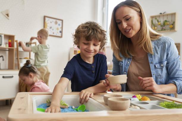 Faire participer les enfants à de nombreuses activités avec une tour Montessori