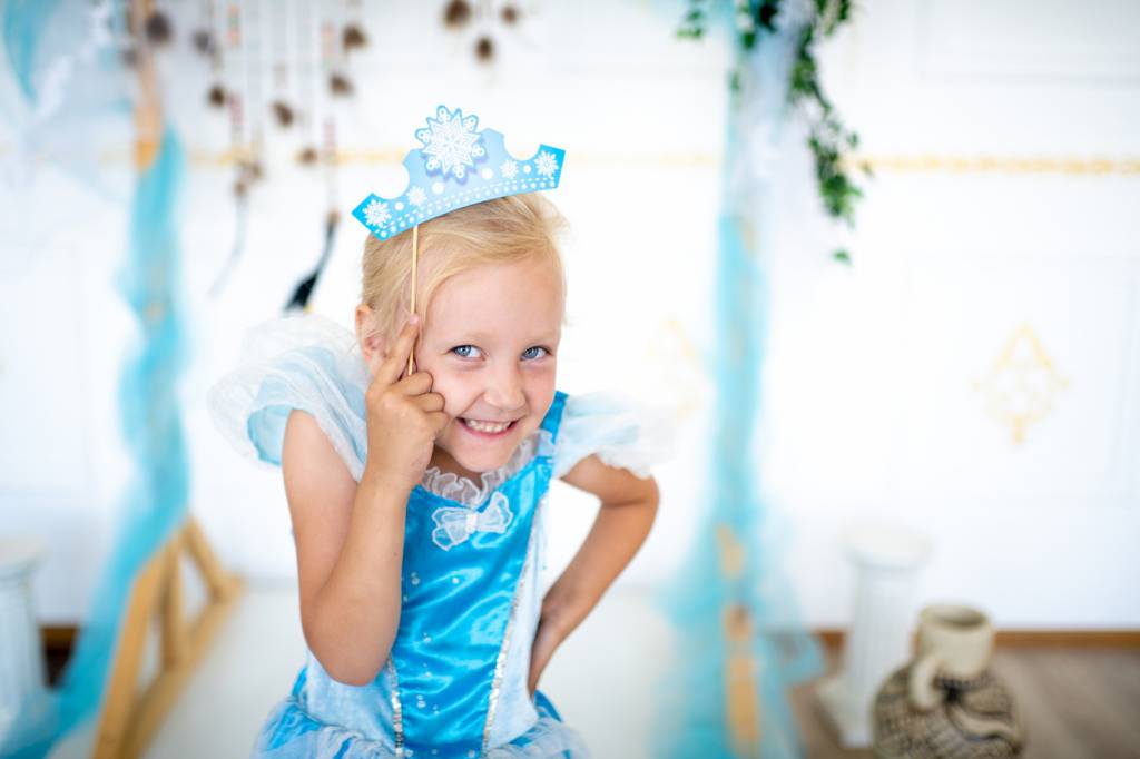 une fille en robe de princesse bleue