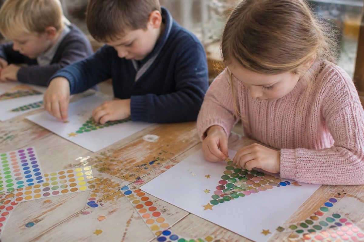 découvrez des activités de collage avec gommettes faciles et créatives pour les fêtes, idéales pour occuper les enfants tout en stimulant leur imagination.
