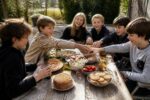 découvrez comment un goûter participatif entre jeunes amis renforce les liens d'amitié, favorise la convivialité et stimule la communication au sein du groupe.