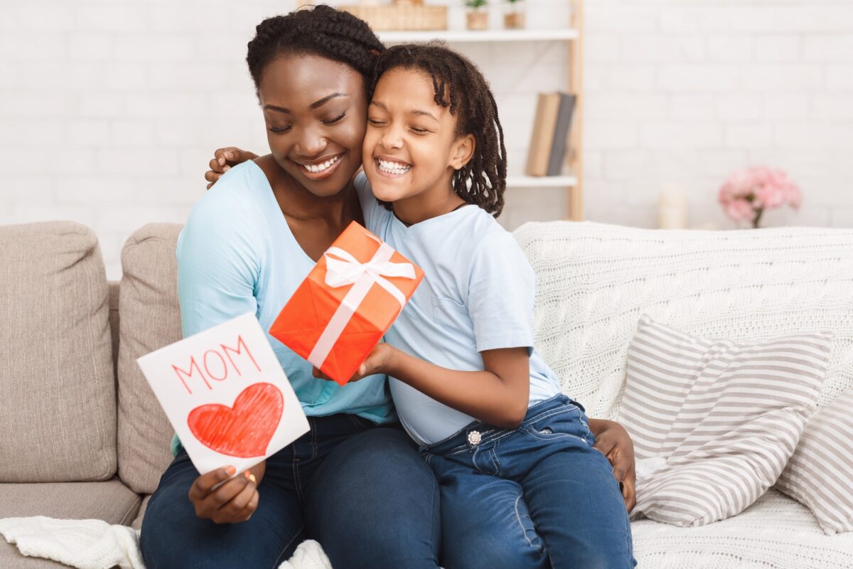 Afro kid congratulating her mom at home